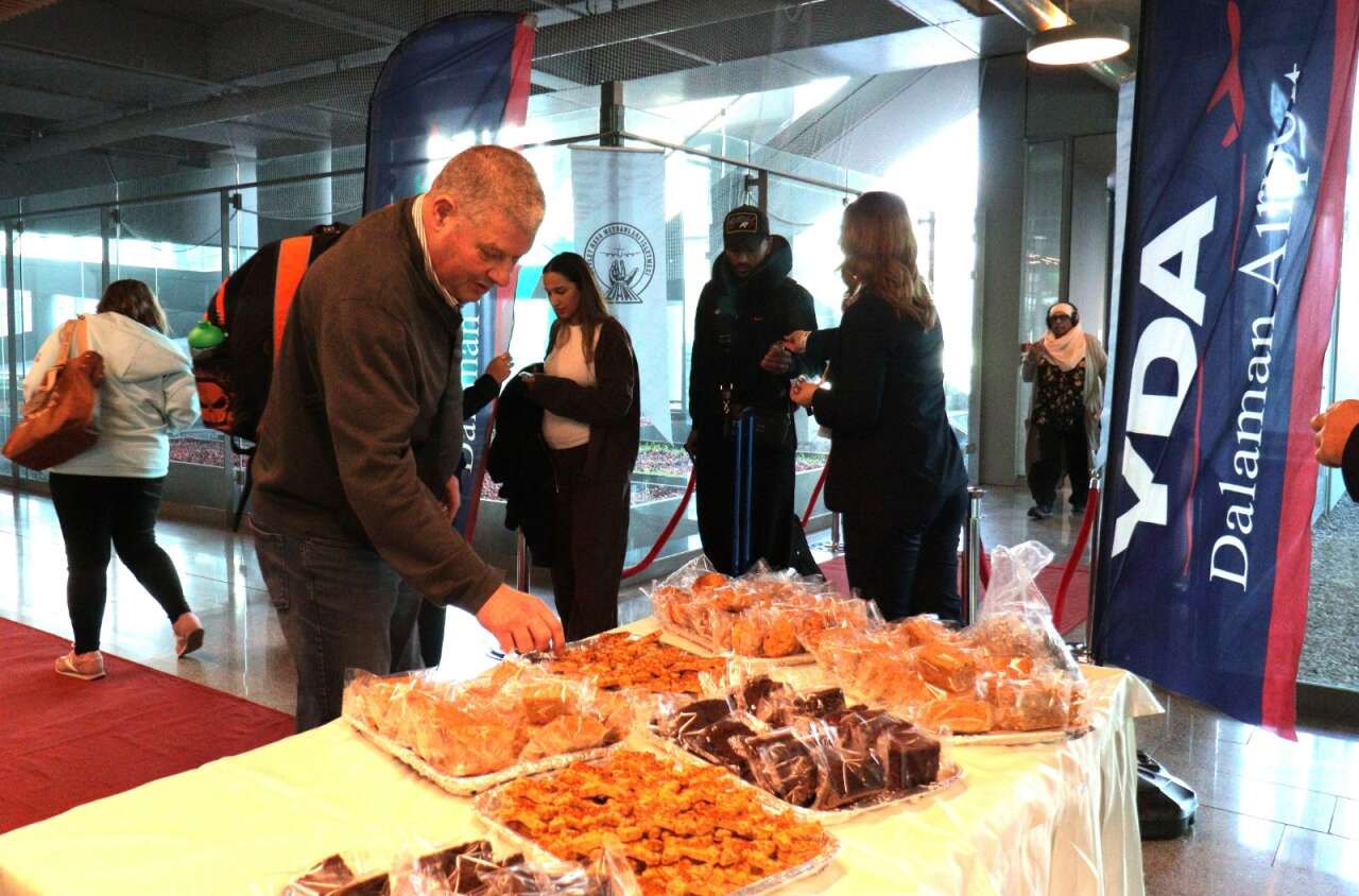 “Dalaman’da Turizm Sezonu Jet Hızıyla Açıldı: İlk Uçuşta 189 Turist Coşkuyla Karşılandı” 1